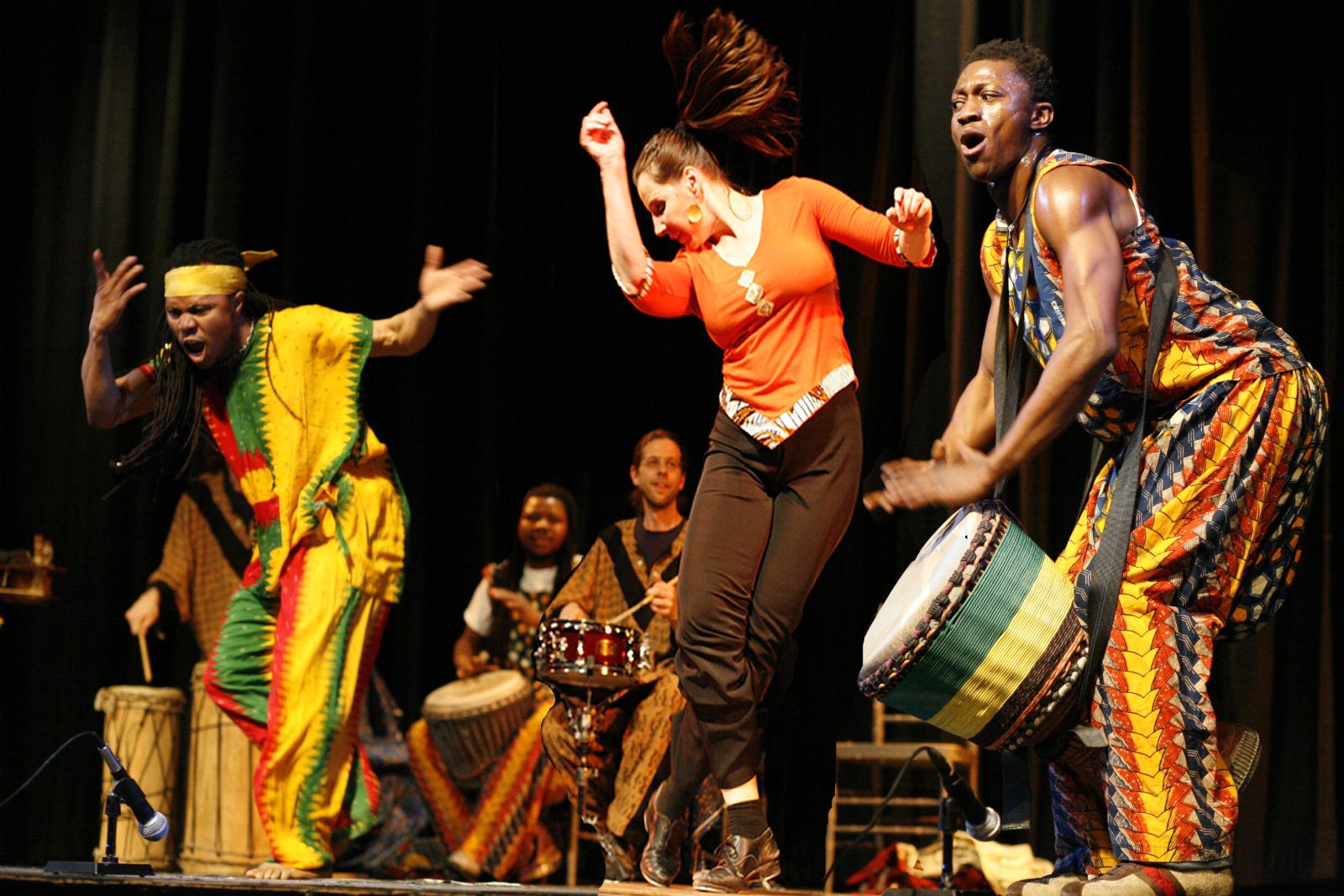 Современная африканская музыка. Танец Африки. Танцы африканцев. Африканский ансамбль. Африканские народные танцы.